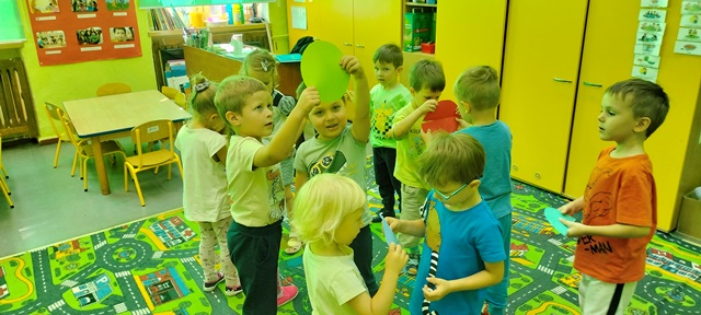 Dzieci trzymają w rękach połowę koła wyciętego z kolorowego papieru. Łączą z kolega lub koleżanką swoje połówki, tak aby utworzyło się pełne koło w takim samym kolorze.