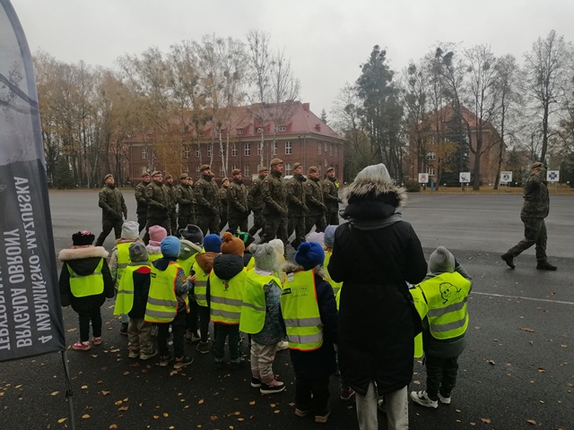 Dzieci obserwują defiladę żołnierzy.